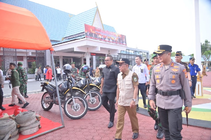 Sekda Bengkalis dr Ersan Saputra bersama Kapolres Bengkalis AKBP Budi Setiawan memgecek perlengkapan peralatan dalam mengantisipasi bencana karhuta di alaman Kantor Bupati Bengkalis, Senin (3/2/2025)