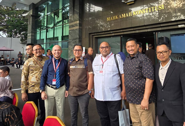 Tim kuasa hukum dan tim pemenangan Walikota dan Wakil Walikota Dumai, Paisal - Sugiyarto usai mengikuti sidang putusan di MK