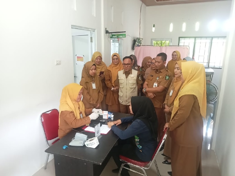 Sekretaris Daerah Bengkalis dr Ersan Saputra menyaksikan pemeriksaan kesehatan gratis di UPT Puskesmas Kecamatan Bengkalis, Senin (3/2/2025).