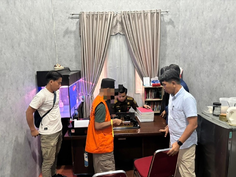Polres Kampar menyerahkan Kades Deras Tajak Syahrial bersama barang bukti ke Kejaksaan Negeri Kampar, Selasa (4/2/2025).