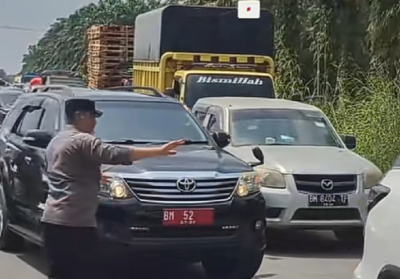 Terlihat mobil dinas BM 52 tengah  menorobos antrean dan lawan arah hingga memicu kemacetan di Jalan Lintas Pekanbaru -Perawang, Senin (3/2/2025) kemarin.