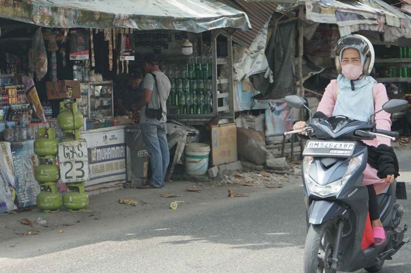 Tulisan elpiji 3 kg dijual dengan harga Rp23 ribu per tabung di salah satu kios Jalan Singgalang, Kecamatan Tenayan Raya, Pekanbaru, Selasa (4/2/2025).