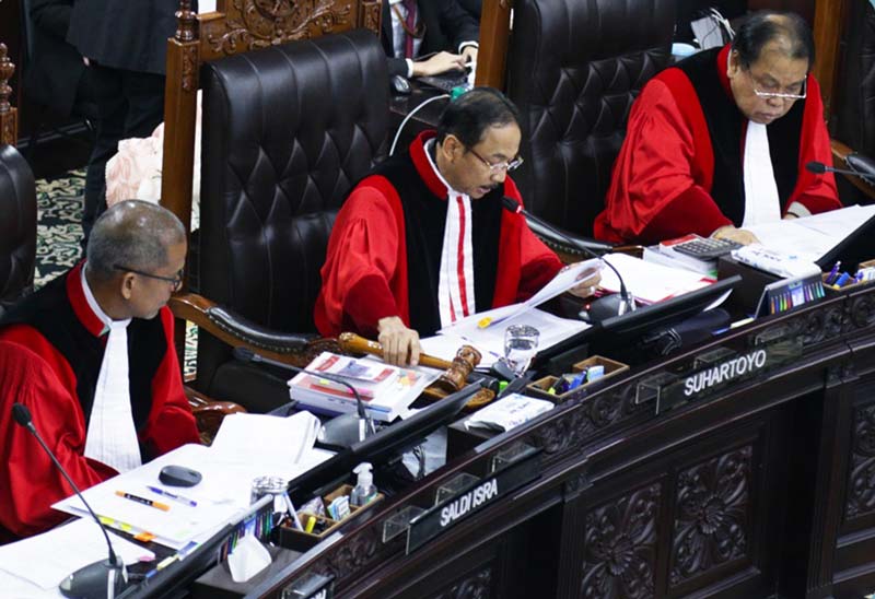 Ketua Mahkamah Konstitusi Suhartoyo (tengah) saat membacakan putusan permohonan gugatan Perselisihan Hasil Pemilihan Umum Kepala Daerah 2024