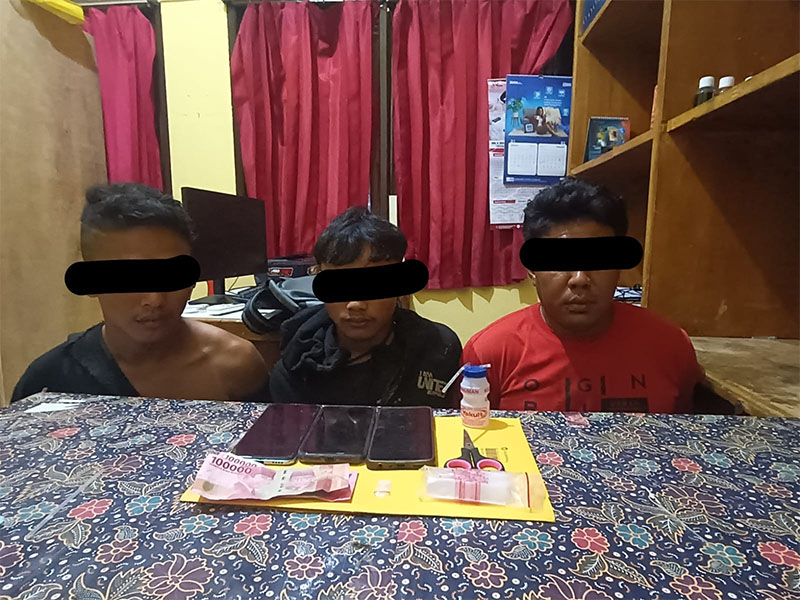 Polsek Logas Tanah Darat mengamankan tiga orang pengedar sabu, Rabu (5/2/2025) dini hari.