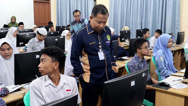 MAN 2 Pekanbaru Ghafardi SAg MPdI saat meninjau pelaksanaan computer based test PPDBM PSU/PBM, baru-baru ini.