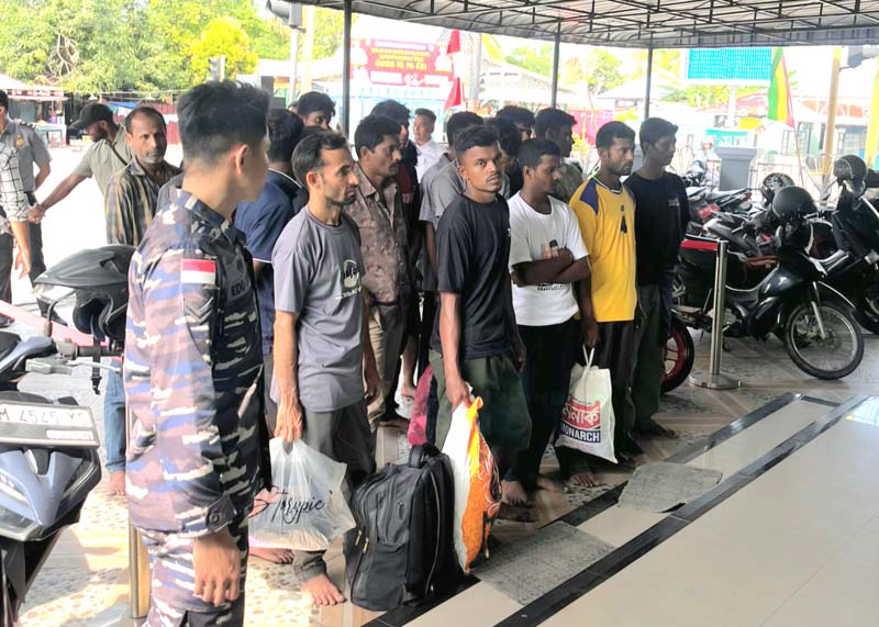 Puluhan imigran gelap asal Bang&shy;ladesh terdampar di pesisir pantai Beting Beras, Kepulauan Meranti saat diamankan di Kantor Imigrasi Selatpanjang, Selasa (4/2/2025).