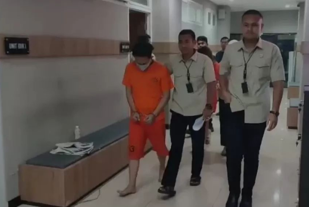 Pemeran video syur 1 menit 43 detik jadi tersangka dan digelandang penyidik Satreskrim Polres Gresik untuk ditahan di ruang tahanan Mapolres Gresik, Selasa (4/2/2025).