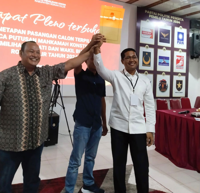 Wabup Rohil terpolih, Jhony Charles mengangkat surat putusan KPU Rohil terkait penetapan Paslon Bupati/Wabup Rohil terpilih.