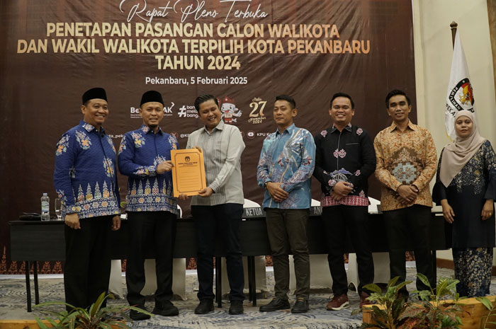 Pasangan calon Walikota dan Wakil Walikota Pekanbaru terpilih, Agung Nugroho - Makarius Anwar, menerima SK Penetapan dari Ketua KPU Kota Pekanbaru Raga Perwira didampingi para komisioner.