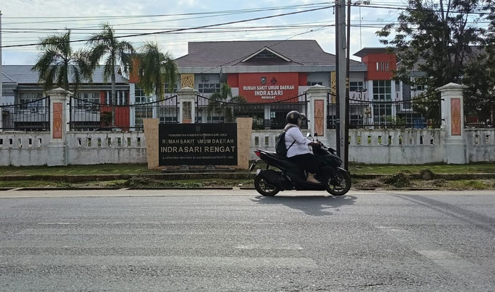 Salah seorang warga sedang melintas di depan RSUD Indrasari Rengat tepatnya di Jalan Lintas Timur Kelurahan Pematang Reba, Rabu (5/2/2025)
