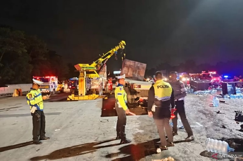 Kondisi di sekitar GT Ciawi 2 Bogor usai kecelakaan maut yang menewaskan 8 orang, Selasa (4/2/2025) jelang tengah malam.