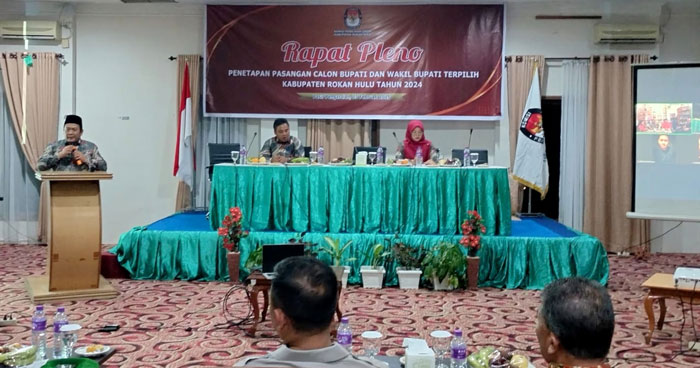 Ketua KPU Rohul Cepi Abdul Husen mengumumkan Anton -Syafaruddin Poti sebagai Paslon Terpilih Bupati Rohul Periode 2025-2030 dalam rapat pleno terbuka.