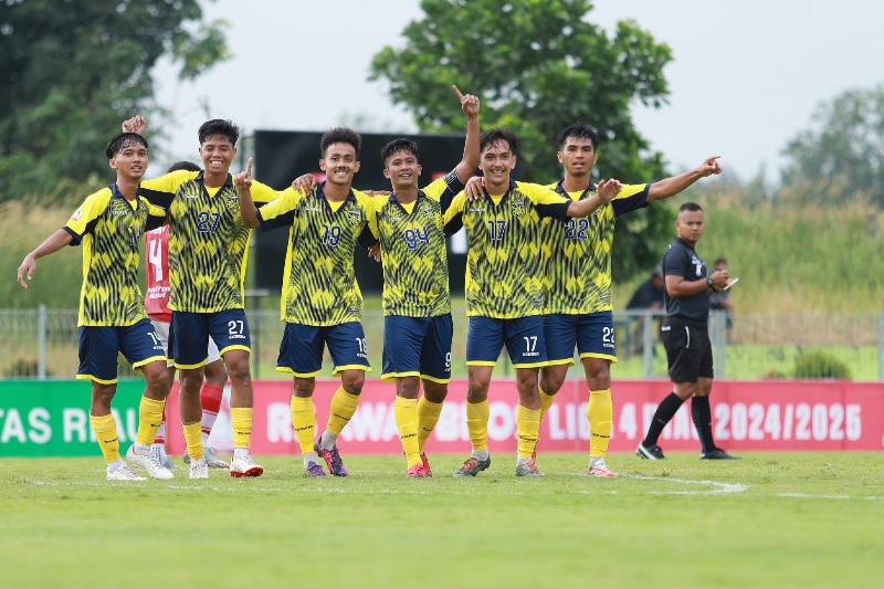 Pemain Pekanbaru FC melakukan selebrasi usai mencetak gol ke gawang Nabil FC dalam laga Liga 4 Zona Riau 2024/2025 di Lapangan Wahana Jalan Air Hitam Pekanbaru, Rabu (5/2/2025).