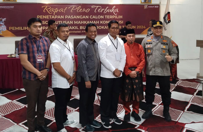 Wabup Rohil terpilih Jhony Charles foto bersama Ketua KPU Rohil Eka Murlan, Wabup Rohil H Sulaiman usai pleno terbuka penetapan Paslon Bupati/Wabup Rohil Terpilih.