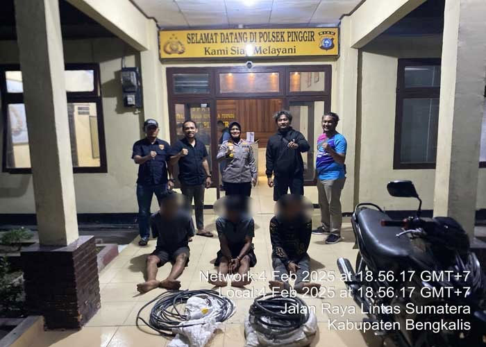 Petugas Kepolisian saat berfoto bersama barang bukti dan ketiga orang pelaku di Mapolsek Pinggir, Rabu (04/02/2025) malam.