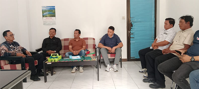 Kabid Koperasi Dinas Kopdagrin Endripon (kiri) mengundang pengurus koperasi Guna Karya Sejahtera (GKS) untuk klarifikasi perubahan unit usaha, Kamis (6/2/2025).