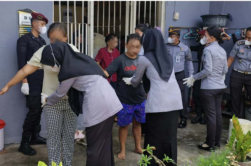 Petugas Lembaga Pemasyarakatan (Lapas) Selatpanjang me&shy;la&shy;kukan pemeriksaan terhadap  Warga Binaan Pemasyarakatan (WBP), Selasa (4/2/2025).