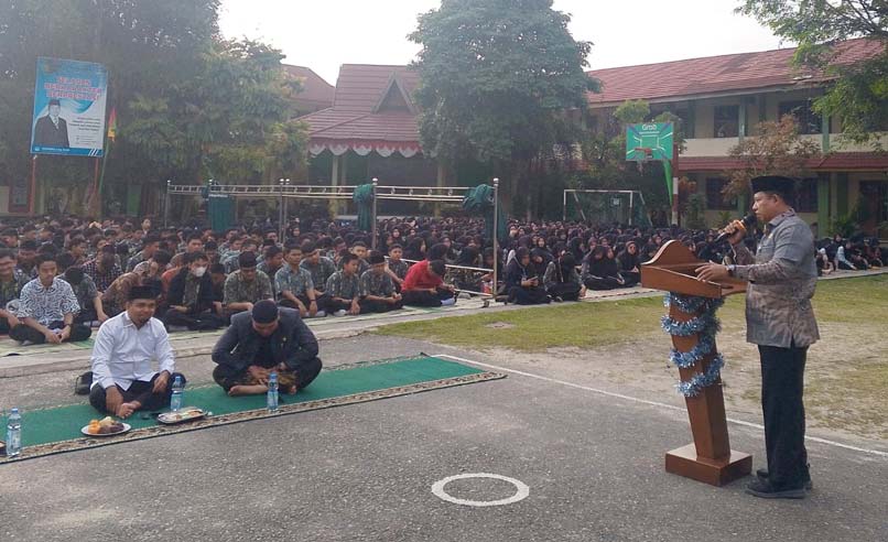 Kepala MAN 2 Ghafardi SAg MPdI memberikan sambutan sempena peringatan Isra Mikraj, Rabu (5/2/2025).