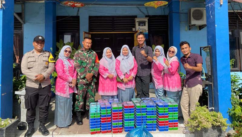 Petugas Satuan Pelayanan Pemenuhan Gizi wilayah Kecamatan Mandau bersama Bhabinkamtibmas dan Babinsa mendistribusikan MBG di wilayah Kecamatan Mandau, Rab