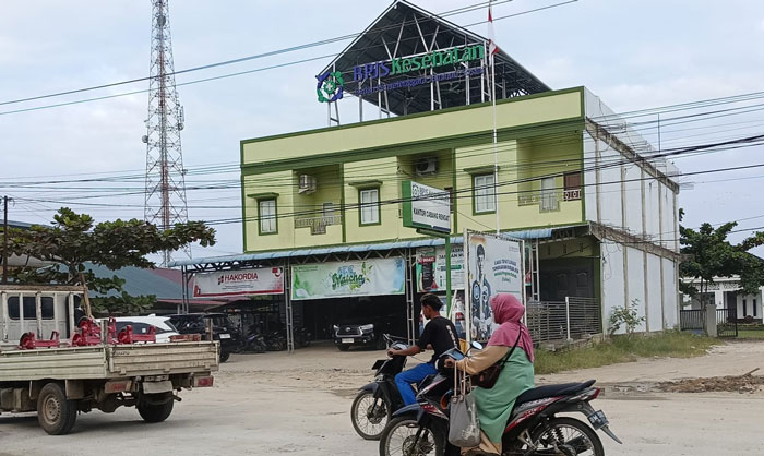 Warga saat melintas di depan Kantor BPJS kesehatan di Kelurahan Pematang Reba, Kamis (6/2/2025).
