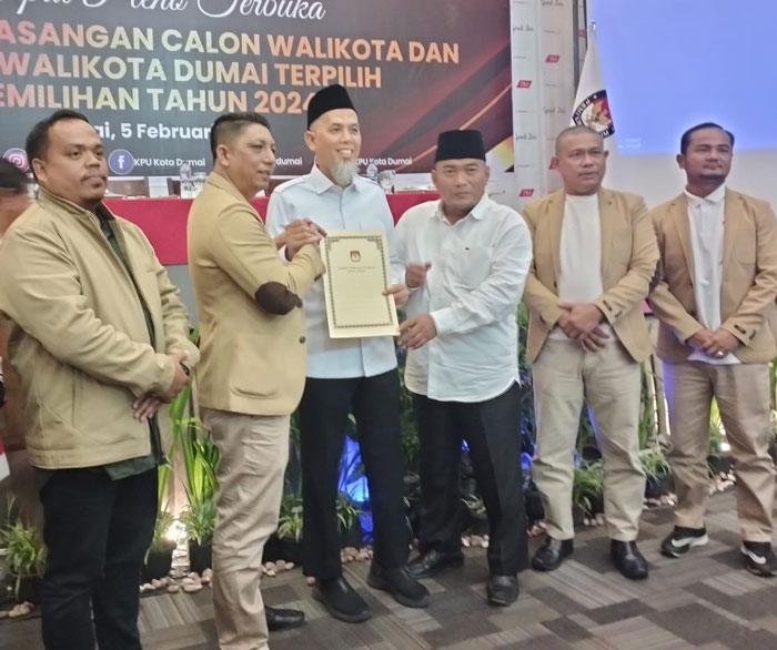Ketua KPU Dumai, Zulfan, Rabu (5/2/2025) menyerahkan   salinan putusan kepada Paisal didampingi Sugiyarto sebagai walikota dan wakil walikota Dumai terpilih.