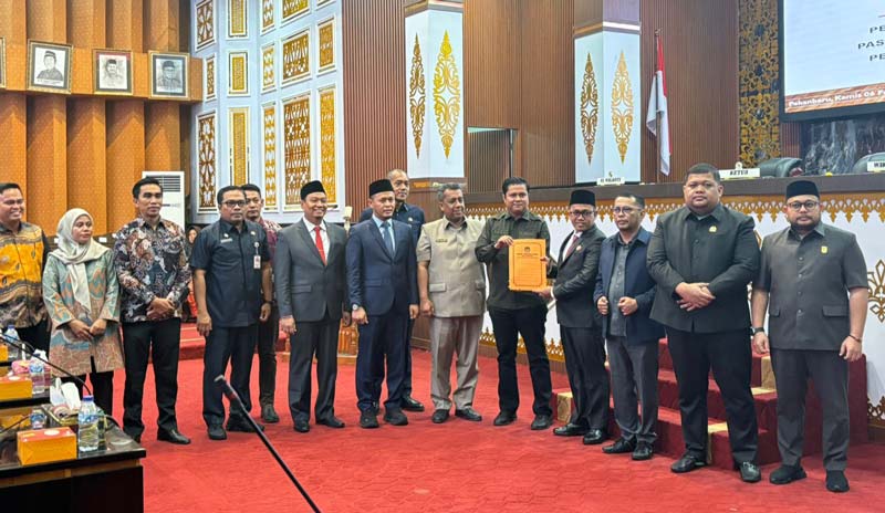 Foto Bersama usai penyerahan berita acara penetapan Agung Nugroho (tujuh kiri)-Markarius Anwar (enam kiri) sebagai Wali Kota dan Wakil Wali Kota Pekanbaru Terpilih.
