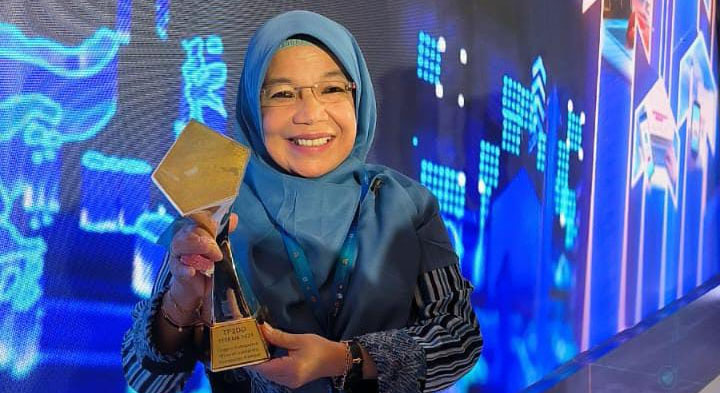 Kepala Bapenda Kampar Kholidah menerima penghargaanjuara II Kategori Nominal dan Volume QRIS se-Sumatera serta juara pertama P2DD Wilayah Sumatera 2024 di Jakarta, belum lama ini.