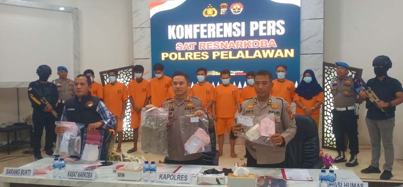 Kapolres Pelalawan AKBP Afrizal Asri SIK didampingi  Kasat Reserse Narkoba AKP Liston Sihombing SH dan Kasi Humas  AKP Edy Haryanto SH saat menggelar ekspose tindak pidana peredaran narkotika