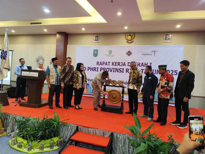 Pj Wali Kota Pekanbaru Roni Rakhmat memukul gong disaksikan Ketua BPD PHRI Riau Ir Nofrizal MM (empat kanan) bersama pengurus dan mitra tanda dibukanya Rakerda I  PHRI Riau 2025