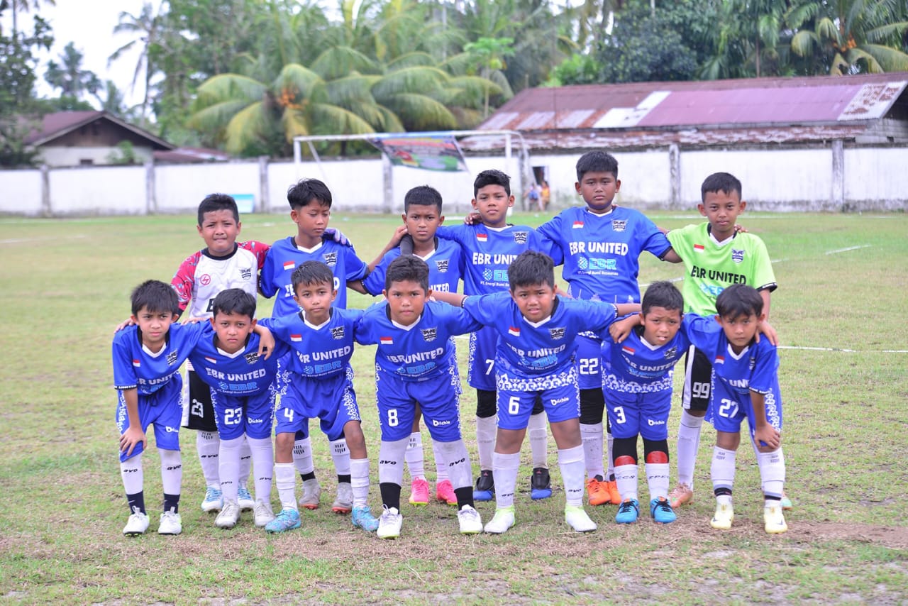 Para pemain SSB EBR United foto bersama di sela sesi latihan jelang turnamen sepakbola Soccer School di Rumbai.