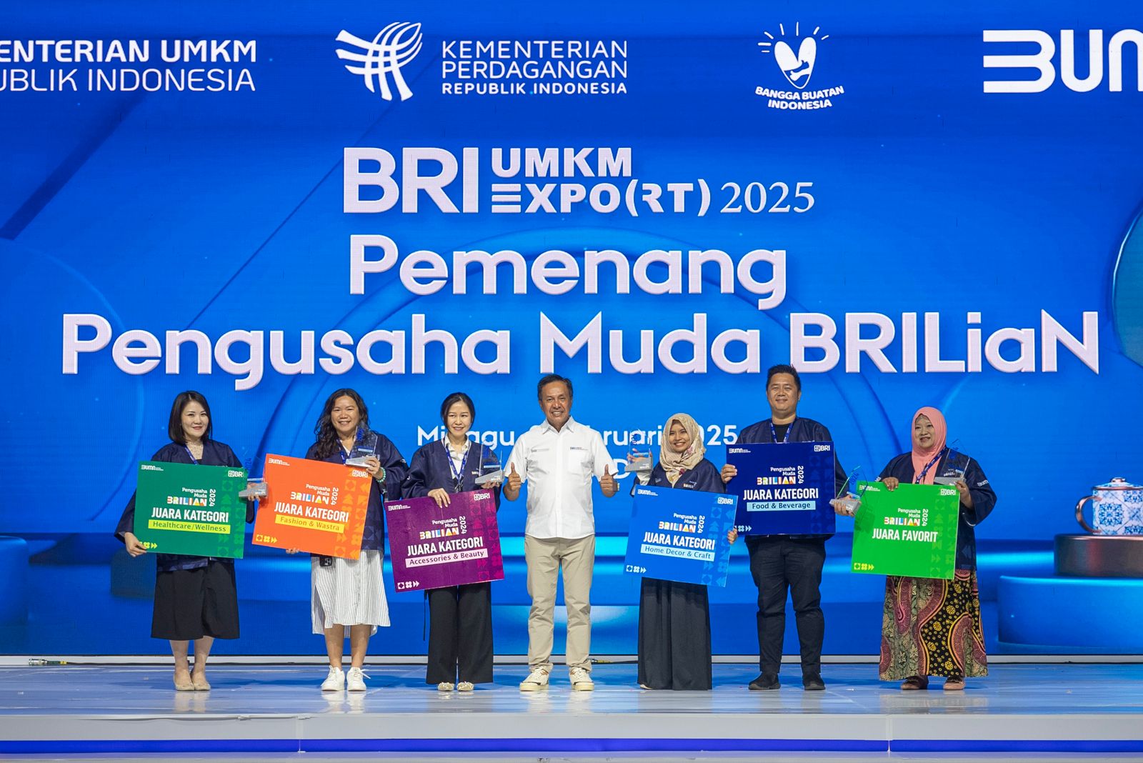 Direktur Commercial, Small & Medium Business BRI, Amam Sukriyanto foto Bersama para Pemenang Pengusaha Muda BRILiaN (PMB) 2024