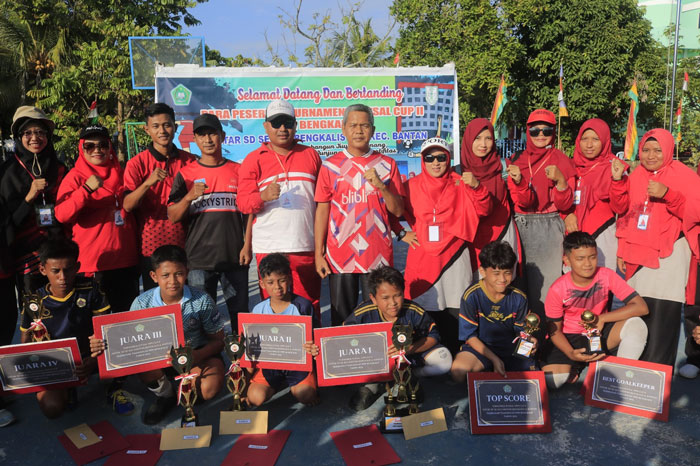 Turnamen Futsal Cup II MTs YPPI Bengkalis resmi ditutup dengan ditandai dengan penyerahan hadiah di Halaman MTs YPPI Bengkalis, Kamis (6/2/2025).
