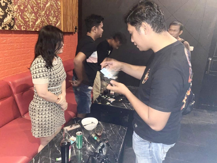 Tim Satres Narkoba Polres Rohul sasar salah satu tempat hiburan dalam pelaksanaan KRYD di Kecamatan Rambah, Jumat (7/2/2025).
