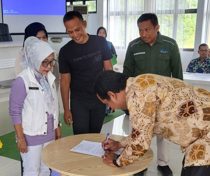 Kepala Dinkes Inhu, Elis Julinarti DCN Mkes menyaksikan penandatanganan komitmen bersama oleh pihak Puskesmas, Kamis (6/2/2025)