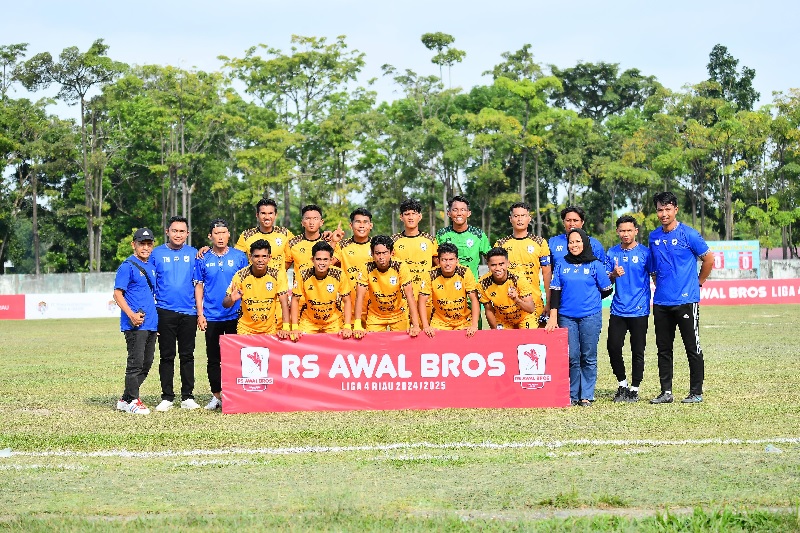 Pemain dan tim pelatih Persemai Dumai foto bersama manajer tim Fatoni Widago sebelum bertanding di Lapangan Stadion Kampus Unri Pekanbaru, beberapa hari lalu.