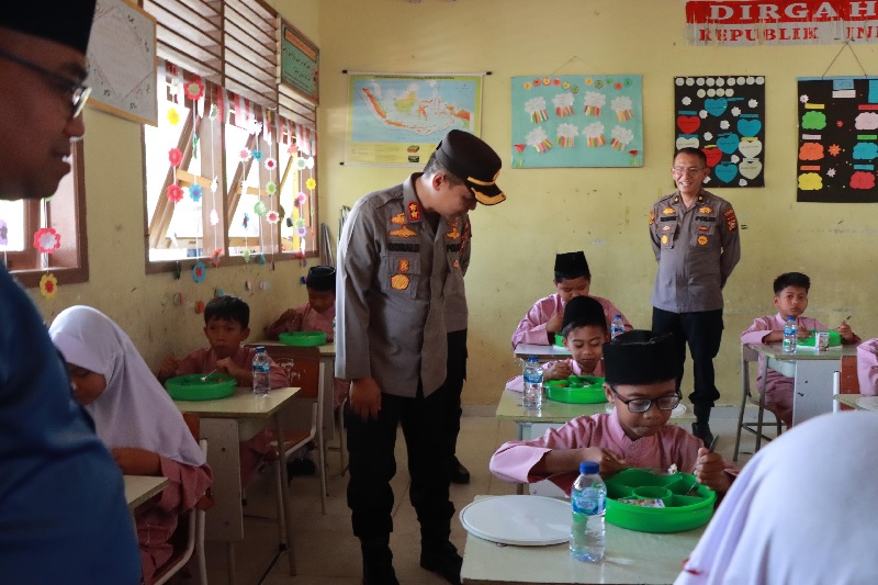 Kapolres  Kampar  AKBP  Ronald  Sumaja  bersama  jajarannya, menyalurkan  makanan  bergizi  gratis  kepada  murid SD  Negeri  005  Binuang,  Kecamatan  Bangkinang