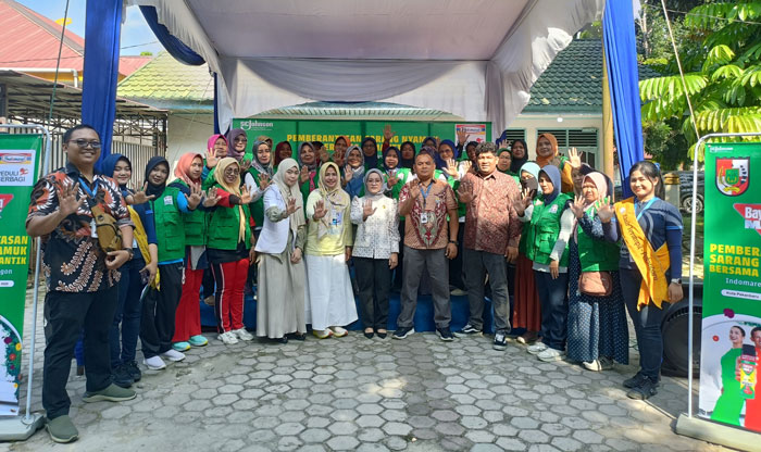 PT. Indomarco Prismatama (Indomaret) dan Baygon berikan penyuluhan dan berantas sarang nyamuk di Puskesmas Simpang Tiga Kecamatan Marpoyan Damai Kota Pekanbaru.