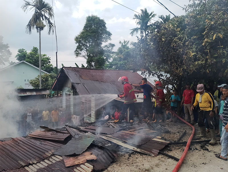 Personel Damkar memadamkan api yang membakar rumah Helda dan Jalis di Dusun II Kampung Lintang, Desa Tambang, Kecamatan Tambang, Kabupaten Kampar, Jumat (7/2/2025).