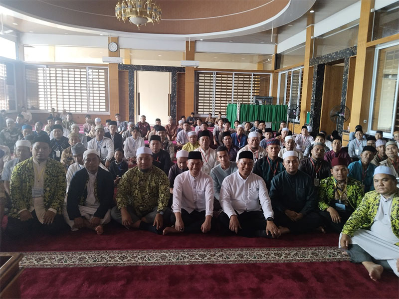 Peserta Pelatihan Akbar Imam dan Bilal yang diadakan DMI Kota Pekanbaru foto bersama, usai kegiatan di Masjid Nurul Ihsan, Sabtu (8/2/2025).