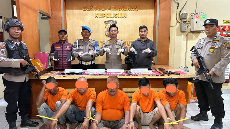 Kapolsek Tambusai Utara AKP Tony Prawira menunjukkan 5 tersangka jaringan pengedar sabu dan ekstasi di Mapolsek Tambusai Utara, Sabtu (8/2/2025).