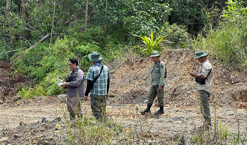 Penyidik Polres Inhu bersama polisi kehutanan saat turun lapangan untuk melakukan penyidikan, beberapa waktu lalu.