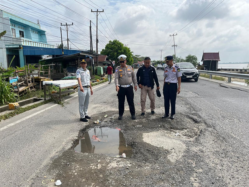Kasat Lantas Polres Inhil AKP Fandri, dan pihak terkait saat survey terhadap ruas jalan yang rusak, Sabtu (8/2/2025)