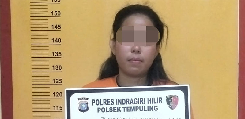 Tersangka inisial J saat diamankan di Mapolsek Tempuling bersama barang bukti sabu-sabu.