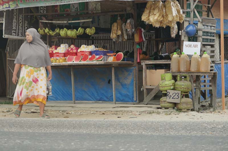 Sejumlah tabung gas elpiji 3 kg dijual eceran di salah satu warung di Jalan Lintas Timur KM 13, Kecamatan Tenayan Raya, Pekanbaru, beberapa waktu lalu.