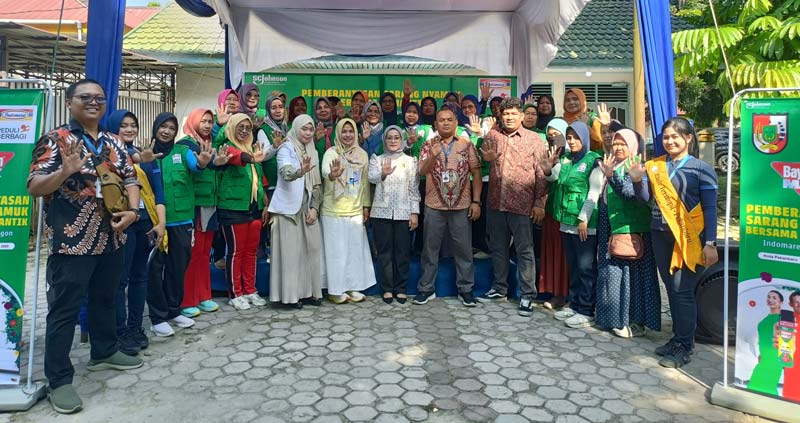 Pihak PT Indomarco Prismatama (Indomaret) dan Baygon foto bersama dengan masyarakat usai memberikan penyuluhan dan berantas sarang nyamuk di Puskesmas Simpang Tiga