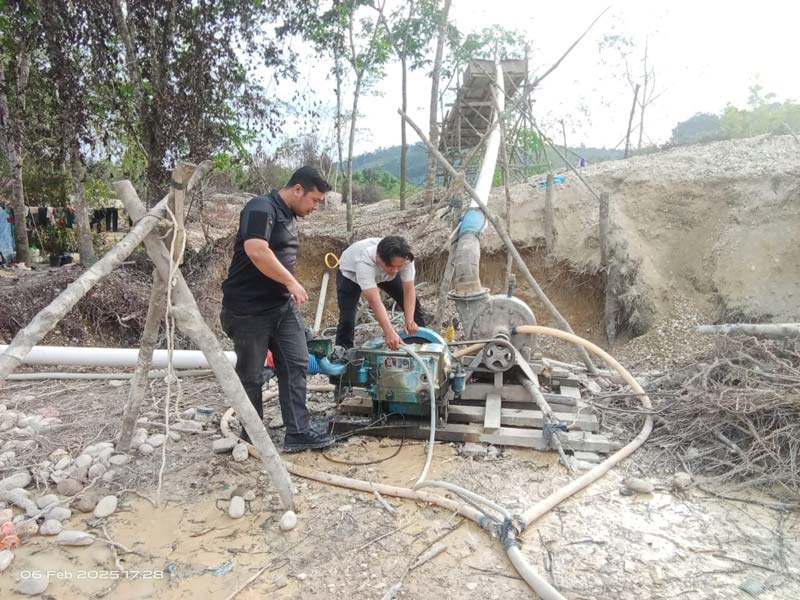 Rakit dan mesin penambangan emas tanpa izin (PETI) di Desa Teberau Panjang, Kecamatan Gunung Toar dirusak polisi, Kamis (6/2/2025).