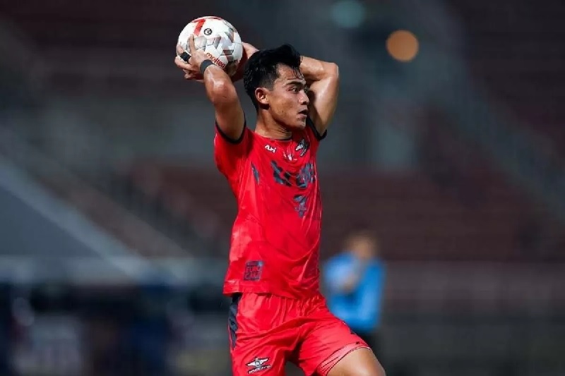 Lemparan Pratama Arhan yang menciptakan situasi terciptanya gol pertama Bangkok United saat imbang 2-2 dengan Rayong FC di ajang Liga Thailand.