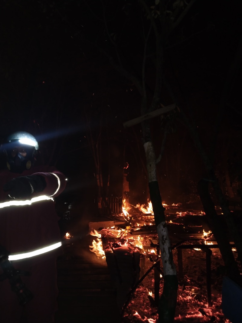 Satu pondok dan dua kios di Jalan Cendrawasih Ujung,RT 93, Kelurahan Laksamana, Kecamatan Dumai Kota musnah terbakar, Jumat (7/2/2025) malam.