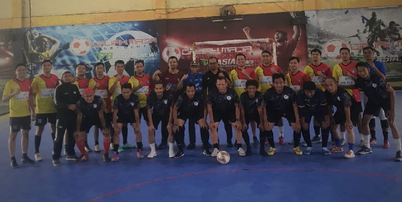 Tim Futsal Bank BJB Pekanbaru dan Siwo PWI Riau foto bersama sebelum bertanding di Lapangan Gajah Mada Futsal Pekanbaru, Sabtu (8/2/2025).