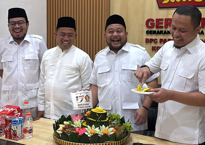 Walikota Pekanbaru terpilih, Agung Nugroho saat hendak menyuapkan nasi tumpeng kepada Ketua DPC Gerindra Kota Pekanbaru Andry Saputra saat kunjungan silaturahmi, Minggu (9/2/2025)